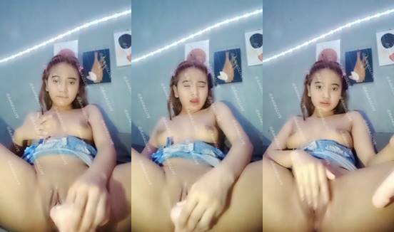 Bokep show uting mungil sambil colmek dildo