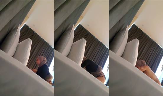 Bokepsin tante hijab selingkuh siang hari